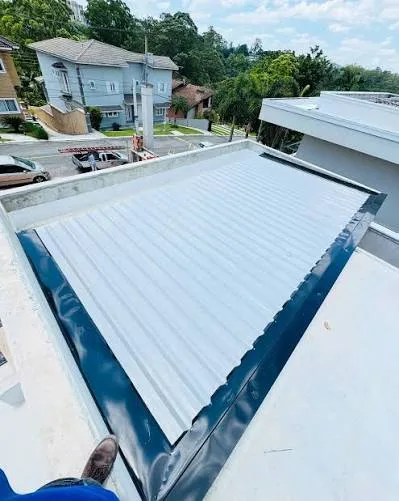 Cobertura metálica instalada em residência