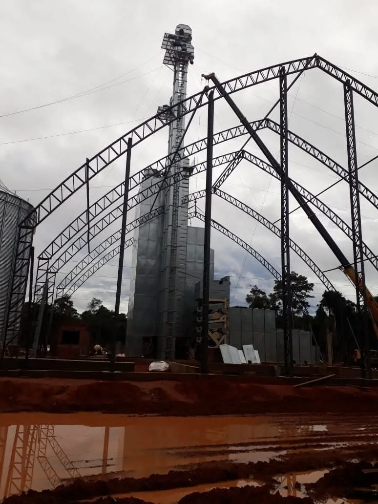 Grande estrutura metálica em arco para galpão em construção em Mato Grosso